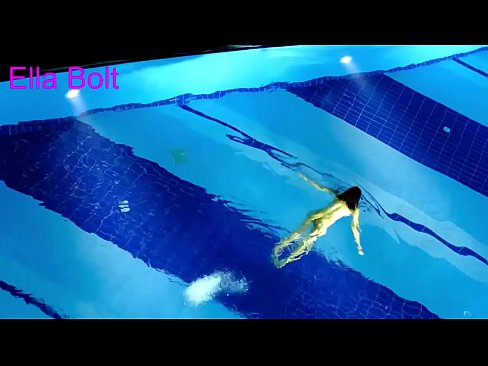 ❤️ Saya tidak bisa berhenti menonton, pirang muda tertangkap basah berenang di kolam resor ELLA BOLT ️ Video sialan  pada kami