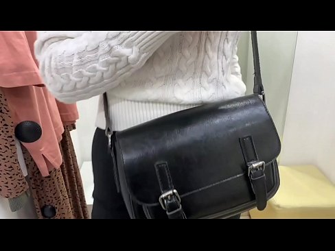 ❤️ Masturbasi publik dari jalang muda FeralBerry dengan dildo di kamar pas ️ Video sialan  pada kami